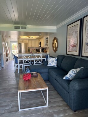 Smart TV, libri, monitor per computer