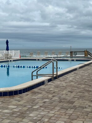 Piscina all'aperto, una piscina riscaldata