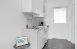 Réfrigérateur, plaque de cuisson, lave-vaisselle, cafetière/bouilloire