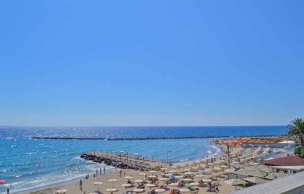 Una spiaggia nelle vicinanze