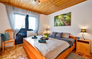 3 chambres, fer et planche à repasser, lit parapluie, Wi-Fi gratuit