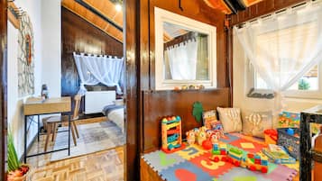 3 quartos, ferros/tábuas de passar roupa, berço de viagem