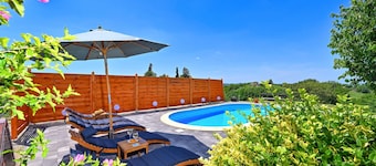 Nice home in Falinic Breg with jacuzzi