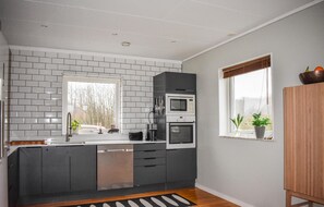 Réfrigérateur, four à micro-ondes, lave-vaisselle, cafetière-théière