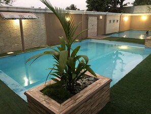 2 piscines extérieures