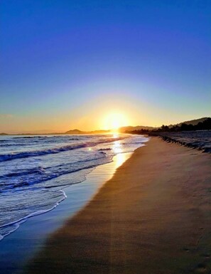 บนชายหาด
