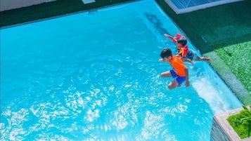 2 outdoor pools