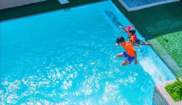 2 outdoor pools