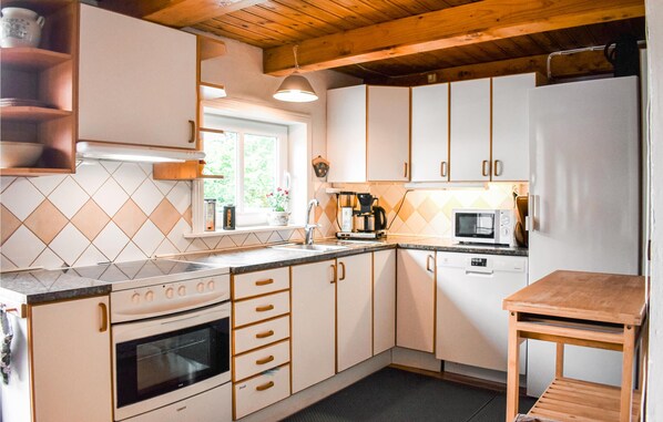 Réfrigérateur, four à micro-ondes, un four, surface de cuisson