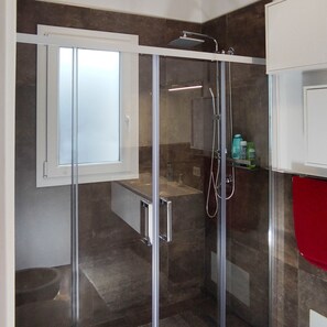 Douche, séchoir à cheveux, bidet, savon