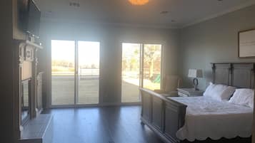 4 quartos, escrivaninha, ferros/tábuas de passar roupa