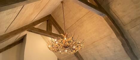 Una Smart TV, una chimenea, un reproductor de DVD, libros