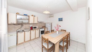 Coffee/tea maker, fridge, microwave, oven - Gorgeous home in Vinisce with house sea view (Vinisce)