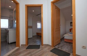 2 bedrooms, travel cot, free WiFi, bed sheets - Nice home in Donji Vinjani (Donji Vinjani)