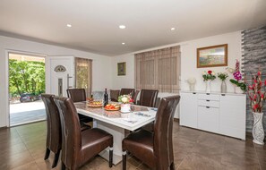 Dining - Nice home in Donji Vinjani (Donji Vinjani)