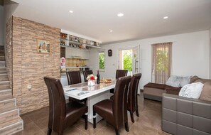 Dining - Cozy home in Donji Vinjani with WiFi (Donji Vinjani)