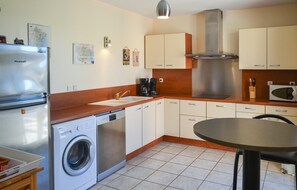 Réfrigérateur, micro-ondes, plaque de cuisson, lave-vaisselle