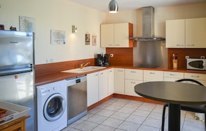 Réfrigérateur, micro-ondes, plaque de cuisson, lave-vaisselle