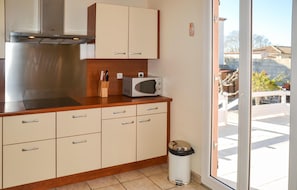 Réfrigérateur, micro-ondes, plaque de cuisson, lave-vaisselle
