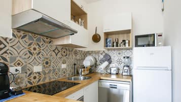 Fridge, stovetop, dishwasher, coffee/tea maker