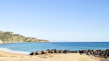 Una spiaggia nelle vicinanze, pesca