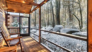 Eine Holterrasse mit Blick auf einen verschneiten Wald.