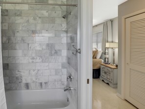 Ensemble douche/baignoire, sèche-cheveux, serviettes fournies, savon
