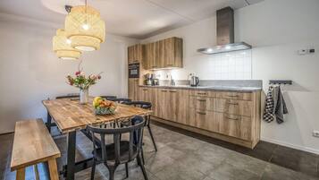 Réfrigérateur, plaque de cuisson, lave-vaisselle, cafetiÚre/bouilloire