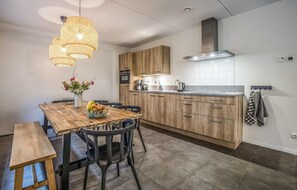 Een koelkast, een kookplaat, een vaatwasser