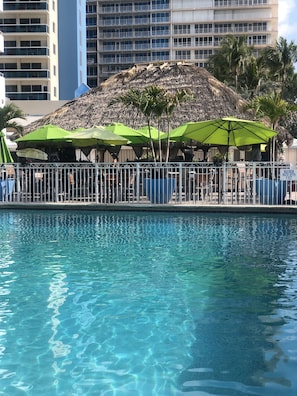 Alberca al aire libre y alberca climatizada