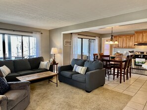 Smart TV, fireplace, DVD player - Woodson Bend-Golf, Pool Restaurant& More-Near Burnside W/Lake View - First Floor (Bronston)