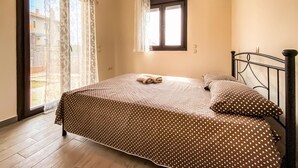 Une chambre à coucher avec un lit, des rideaux, une fenêtre et une vue sur l’extérieur.