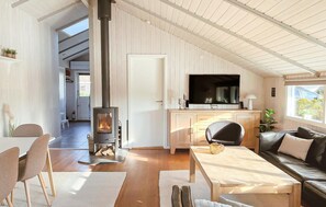 TV, fireplace - Gorgeous home in Væggerløse with sauna (Væggerløse)