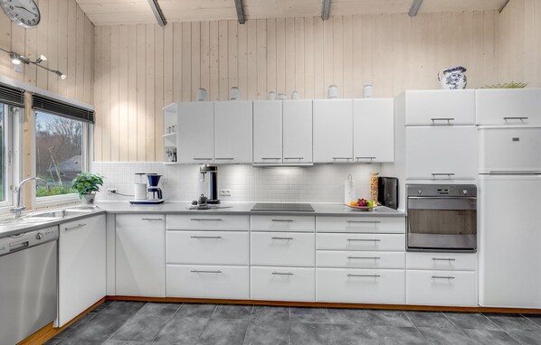 Fridge, microwave, stovetop, dishwasher
