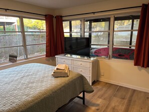 3 bedrooms, desk, iron/ironing board, free WiFi