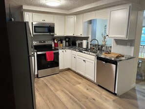 Kjøleskap, mikrobølgeovn, ovn og kokeplater