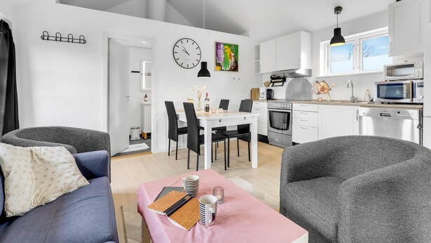A modern apartment with a dining area, kitchen, and living space. - Stunning home in Nexø with WiFi (Nexø)