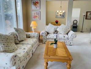 Living area - 4B3B house with yard @Silicon Valley (Milpitas)