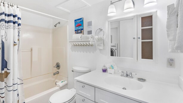 Un baño moderno con bañera, inodoro y lavamanos.