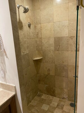 Douche, sèche-cheveux, serviettes fournies, savon