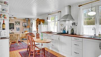 Køleskab, mikrobølgeovn, kogeplade, opvaskemaskine
