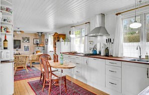 Køleskab, kogeplade, opvaskemaskine, kaffe-/temaskine
