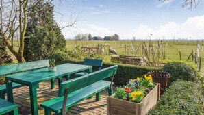 A picnic area with green benches and a flower box. - Gorgeous apartment in Detern with WiFi (Detern)