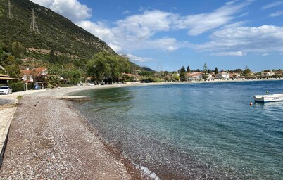 Beach front apartment in Nafpaktos with WiFi