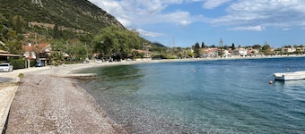 Beach front apartment in Nafpaktos with WiFi