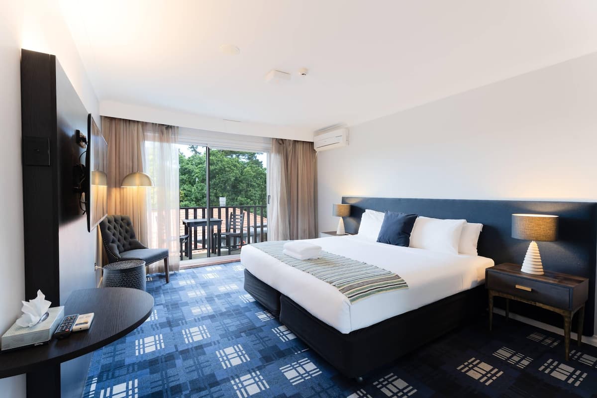 Standardzimmer, 1 King-Bett, Nichtraucher, Poolblick (Balcony) | Zimmersafe, Verdunkelungsvorhänge, Bügeleisen/Bügelbrett