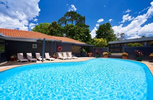 Piscina externa, funciona das 7h às 21h, espreguiçadeiras