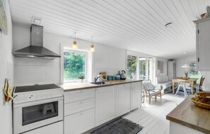 Køleskab, kogeplade, opvaskemaskine, kaffe-/temaskine