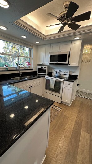 Kjøleskap, mikrobølgeovn, ovn og kokeplater