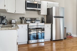 Kjøleskap, mikrobølgeovn, ovn og kokeplater